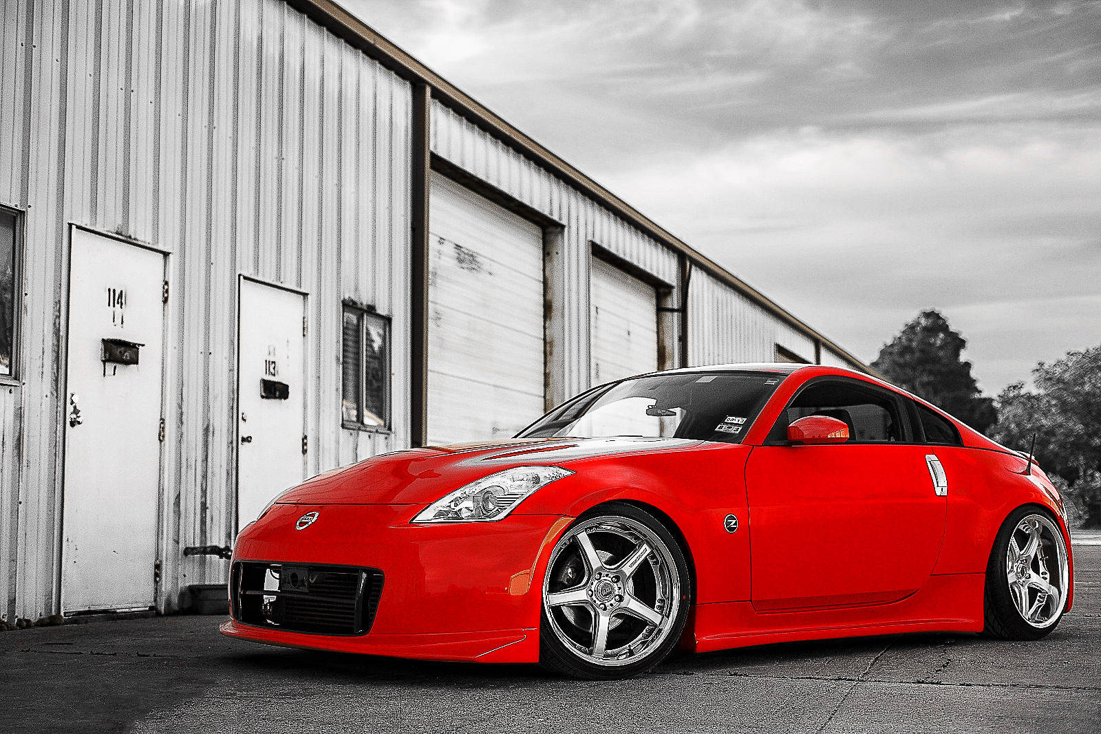 Cruise Through City Streets In The Nissan 350z Wallpaper