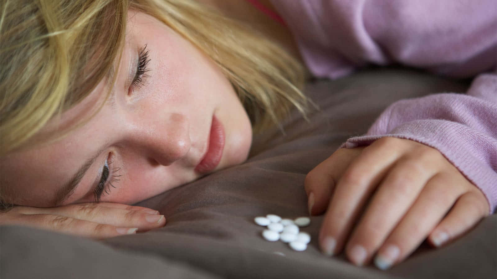 Cute Aesthetic Teenage Bed Pills Wallpaper