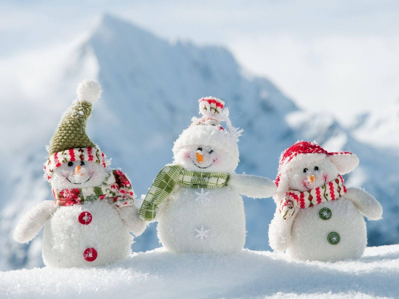 Cute Snow Men As Friends Wallpaper