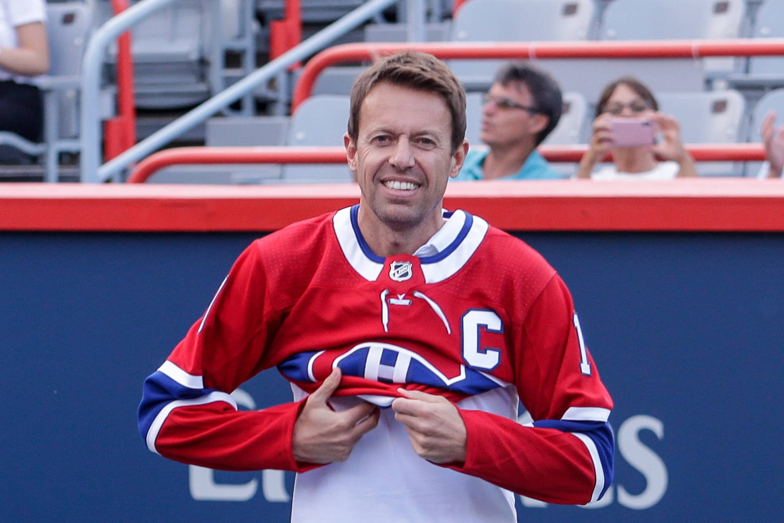 Daniel Nestor Wearing Sports Jersey Wallpaper