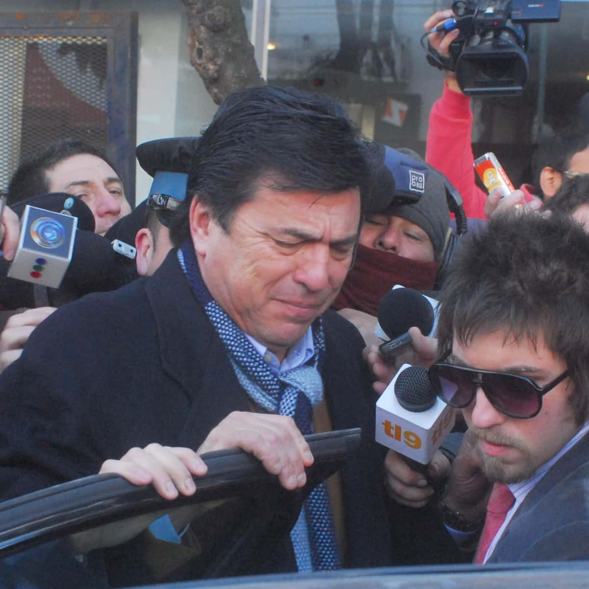 Daniel Passarella Surrounded By Press Wallpaper