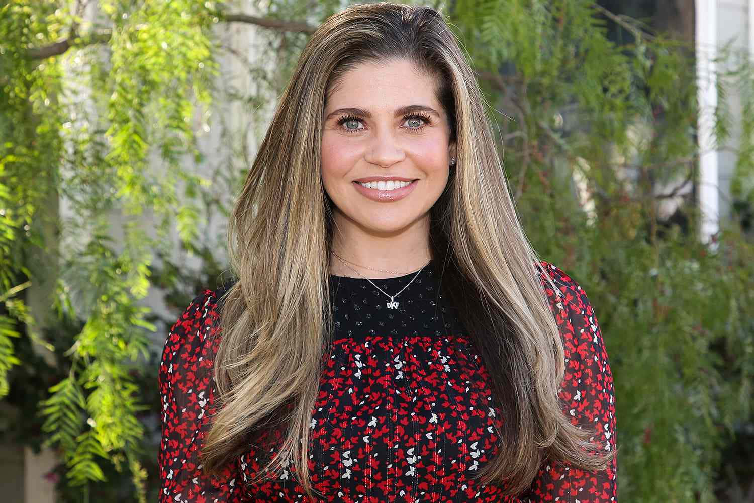 Danielle Fishel Smiling During A Photoshoot Wallpaper