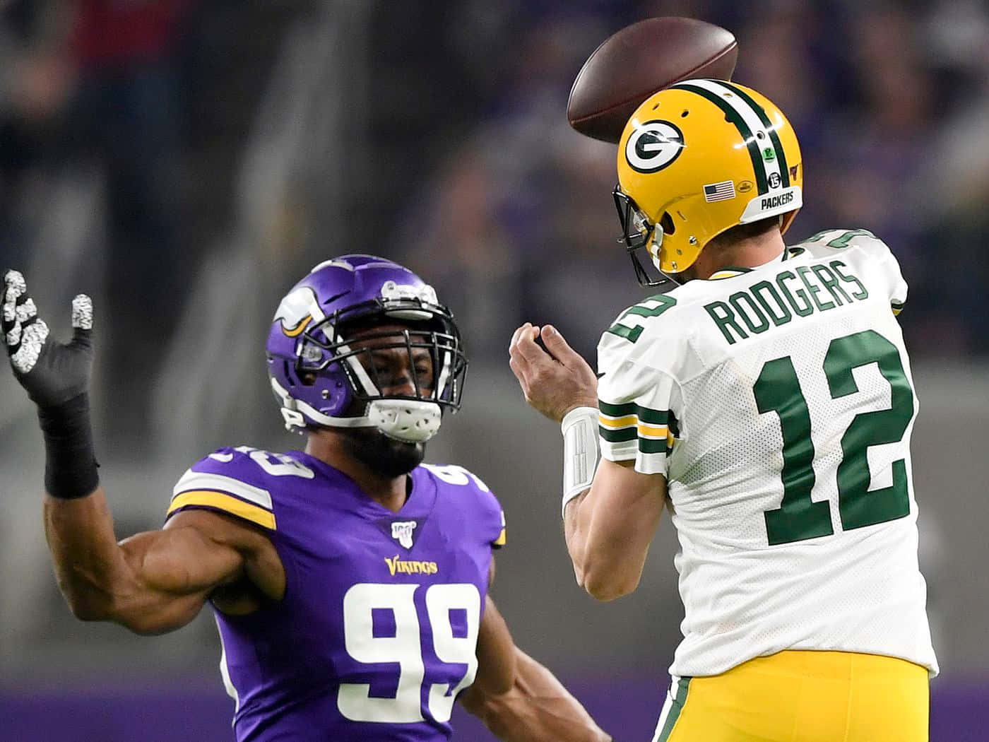 Danielle Hunter Aaron Rodgers Face Off Wallpaper