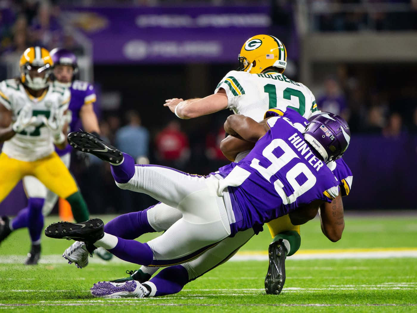 Danielle Hunter Sacking Aaron Rodgers Wallpaper