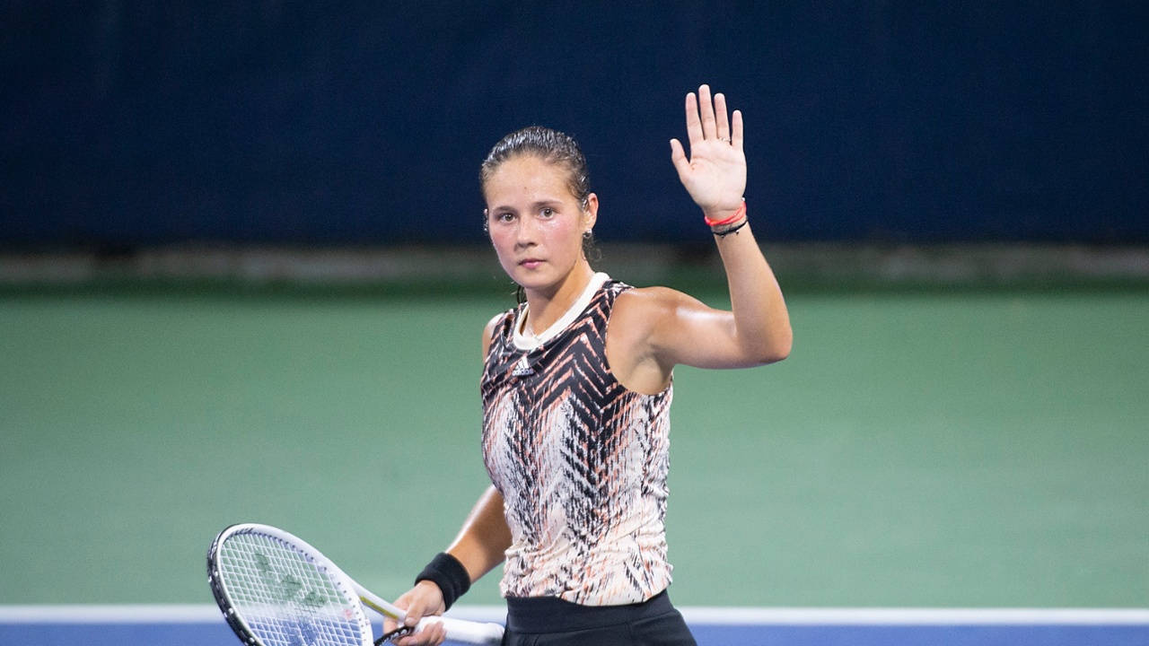 Daria Kasatkina Raises Hand To Crowd Wallpaper