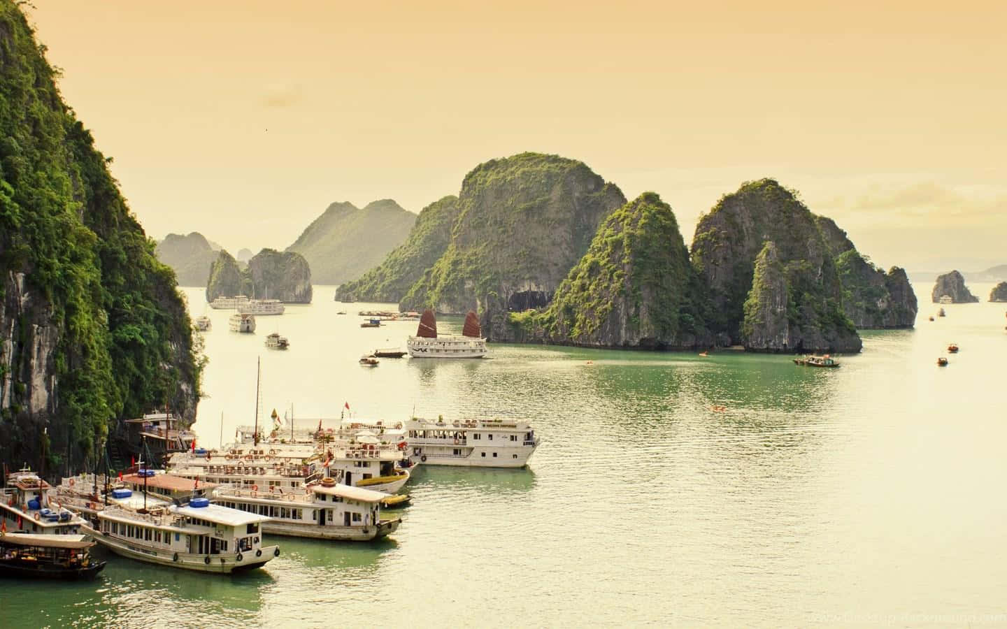 Dau Go Island Halong Bay Wallpaper