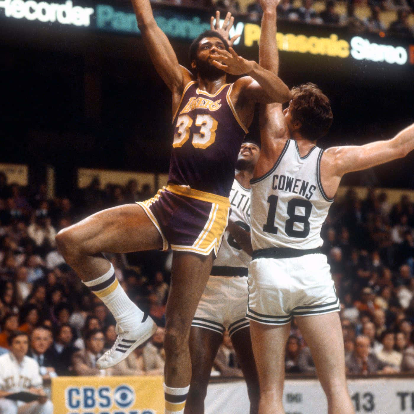 Dave Cowens Against Kareem Abdul-jabbar Wallpaper