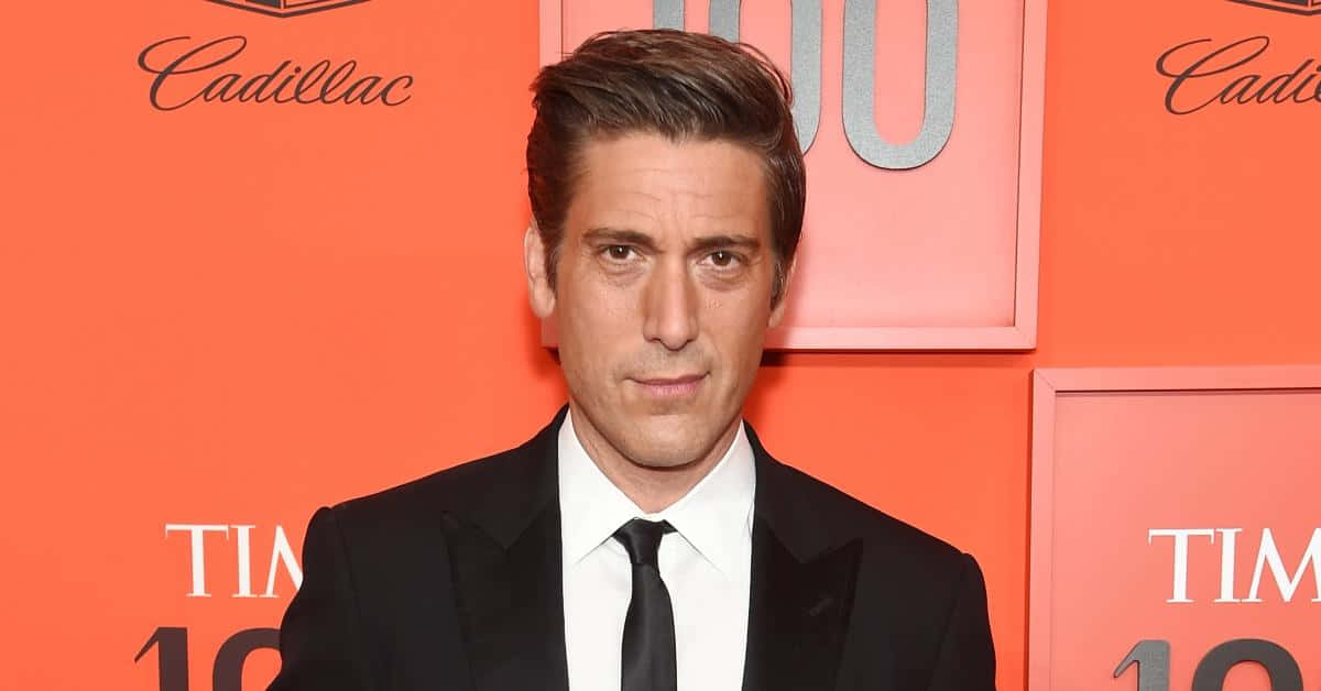 David Muir On Salmon Background Wallpaper