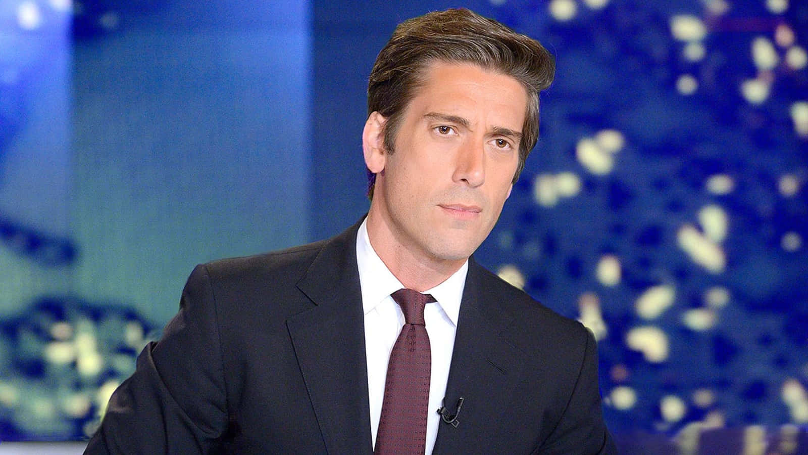 David Muir Reporting On Abc World News Tonight Wallpaper