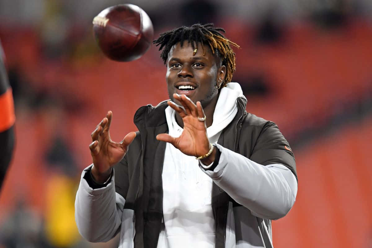 David Njoku Catching Football During Warmup Wallpaper