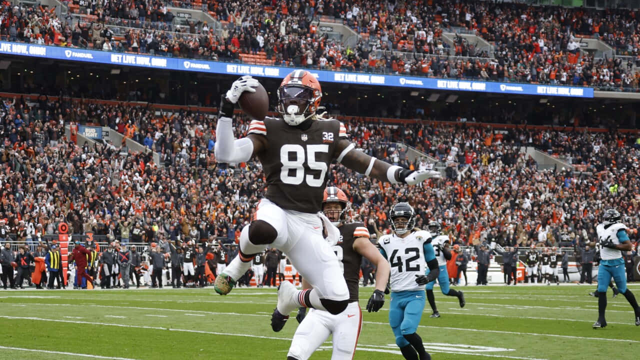 David Njoku Catching Football In Game Wallpaper