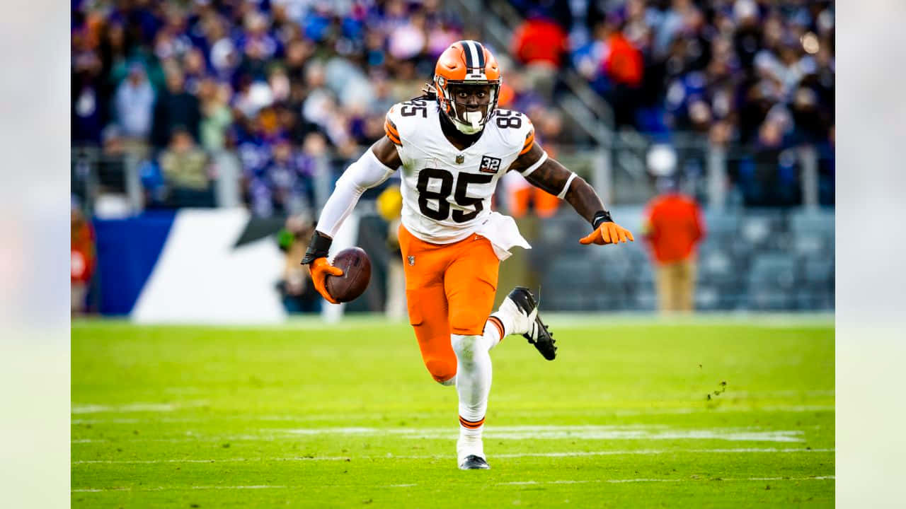 David Njoku Cleveland Browns Game Action Wallpaper