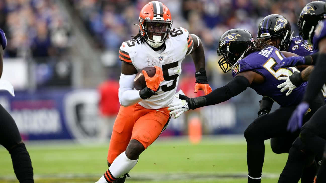 David Njoku Evading Tackle Against Ravens Wallpaper