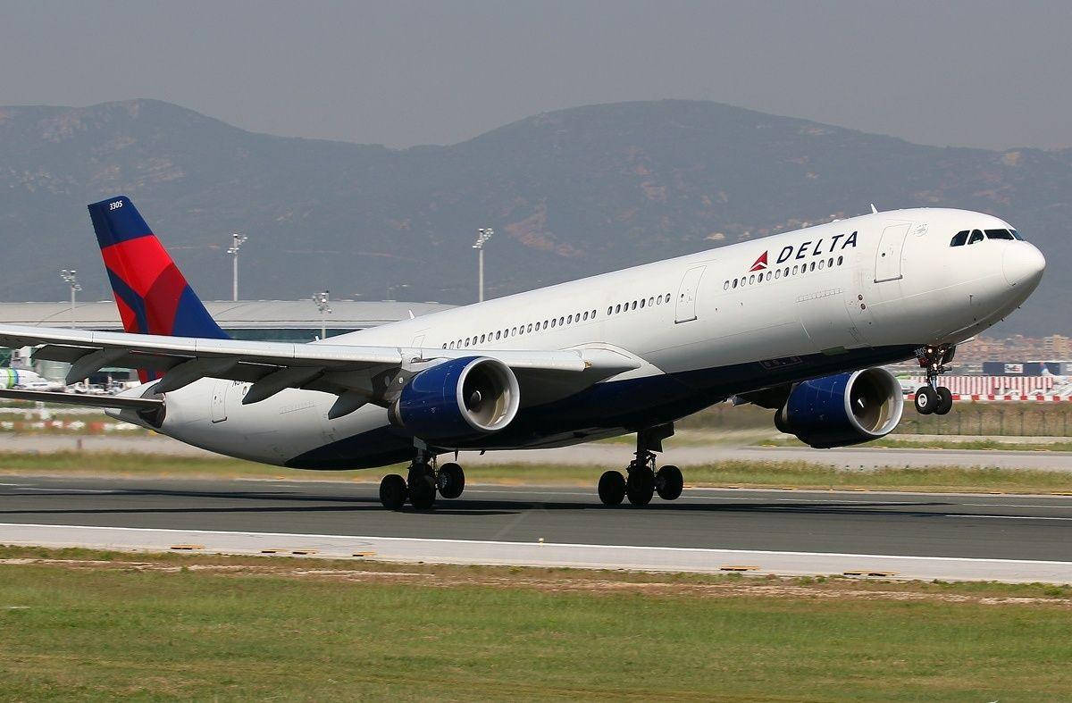 Delta Airlines Landing Plane Wallpaper