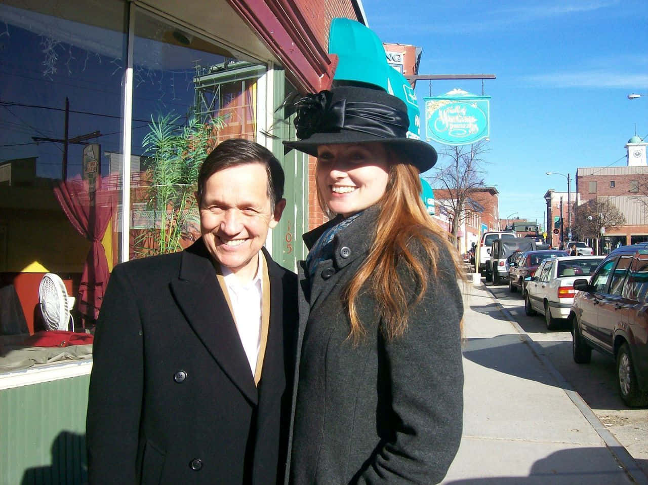 Dennis Kucinich With Her Wife In Black Wallpaper