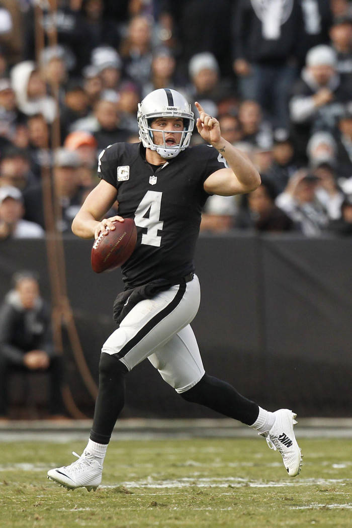 Derek Carr Running With The Ball Wallpaper