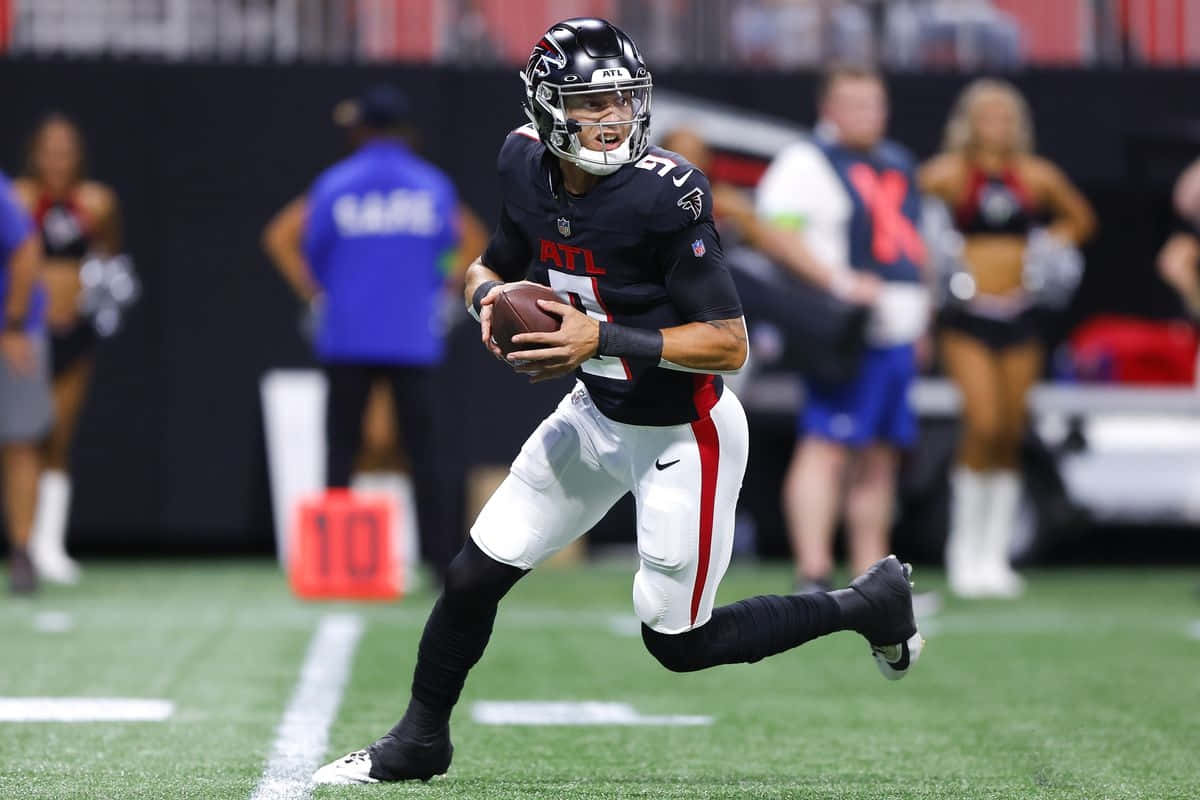 Desmond Ridder Atlanta Falcons Quarterback Action Wallpaper