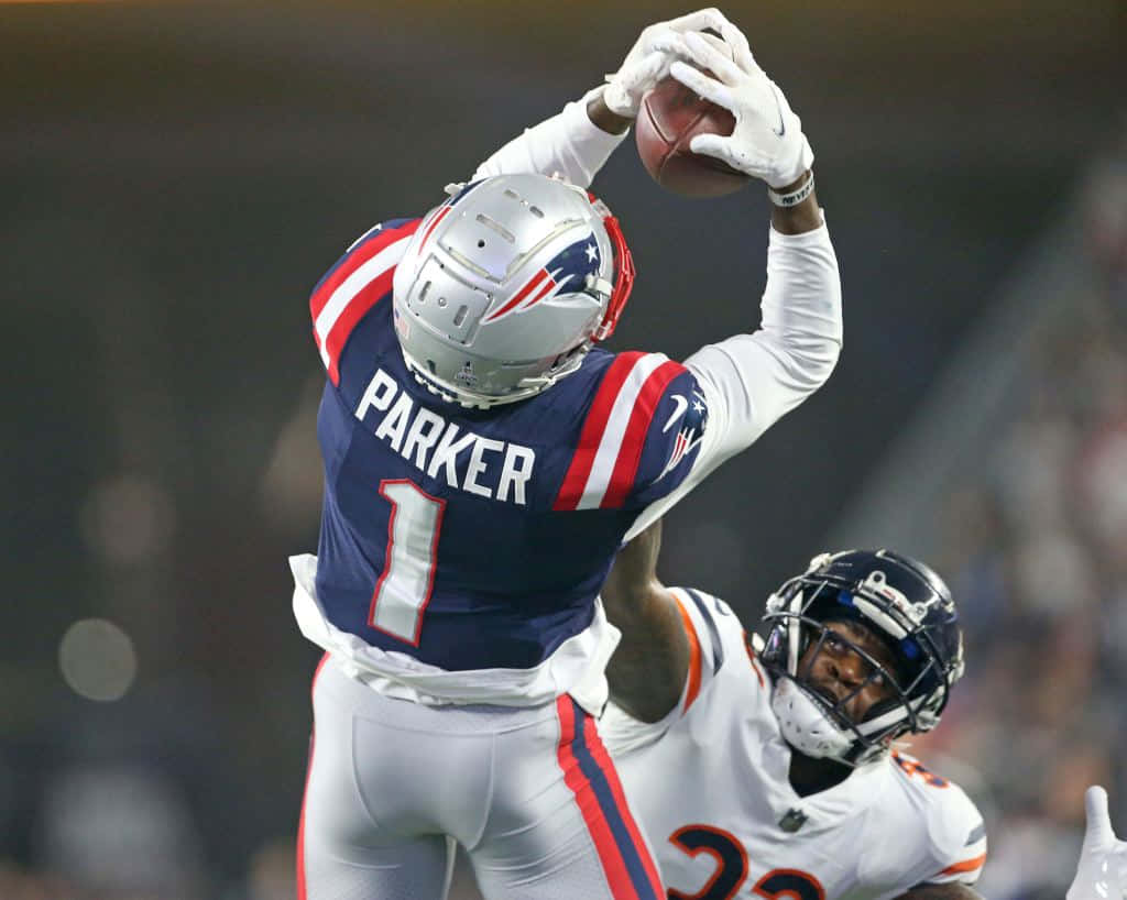 Devante Parker Athletic Catch During Game Wallpaper