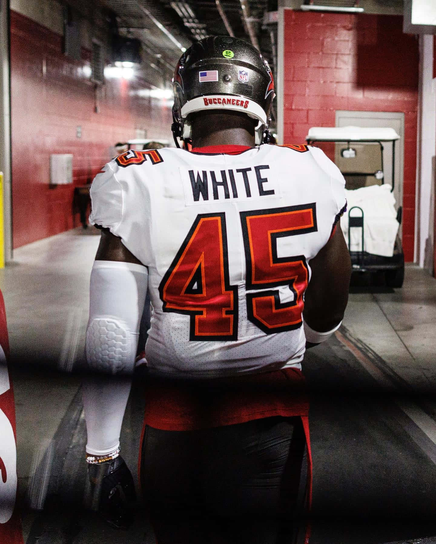 Devin White45 Buccaneers Walking Tunnel Wallpaper