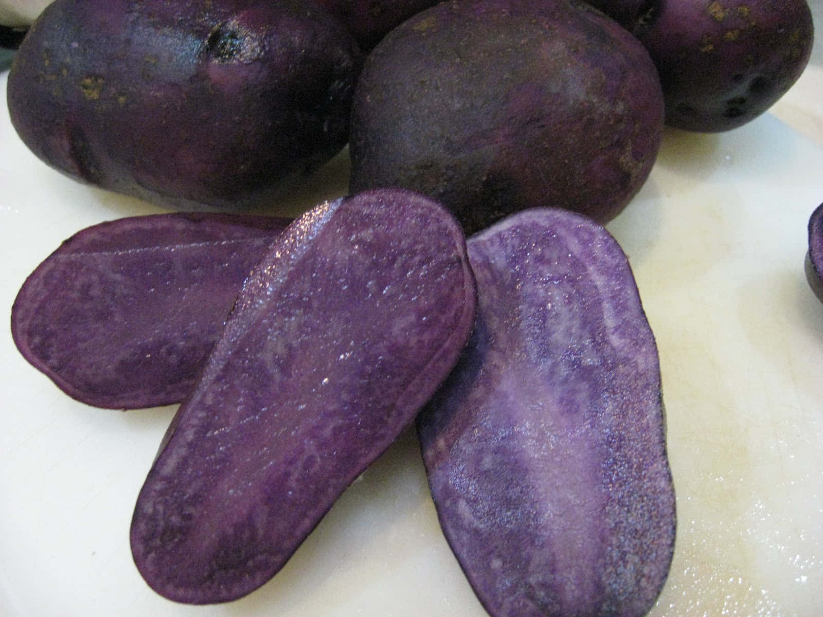 Discover The Delectable And Nutritional Benefits Of Purple Potatoes Wallpaper