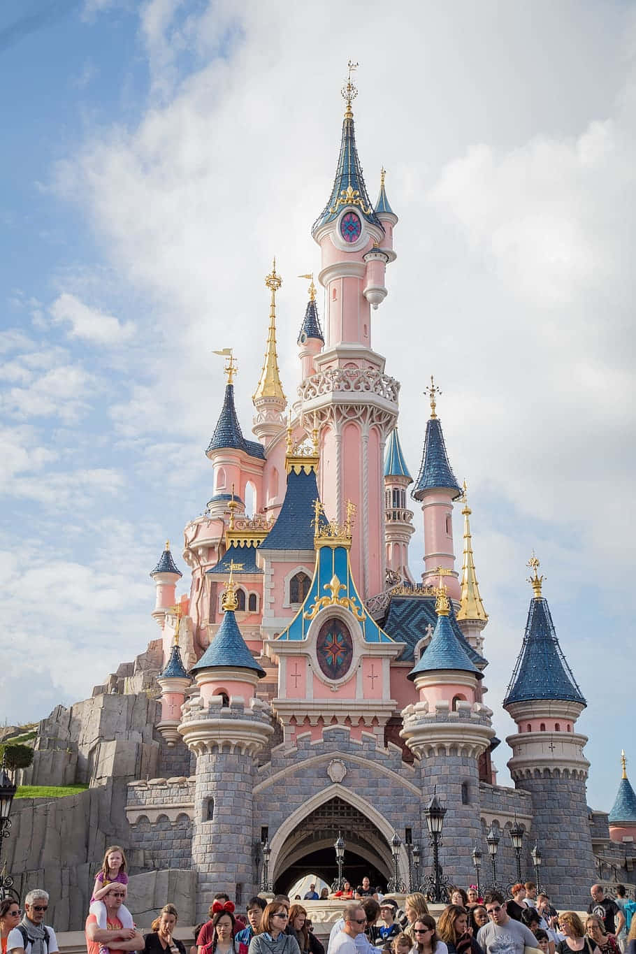 Disneyland Paris With Different Tourists Wallpaper