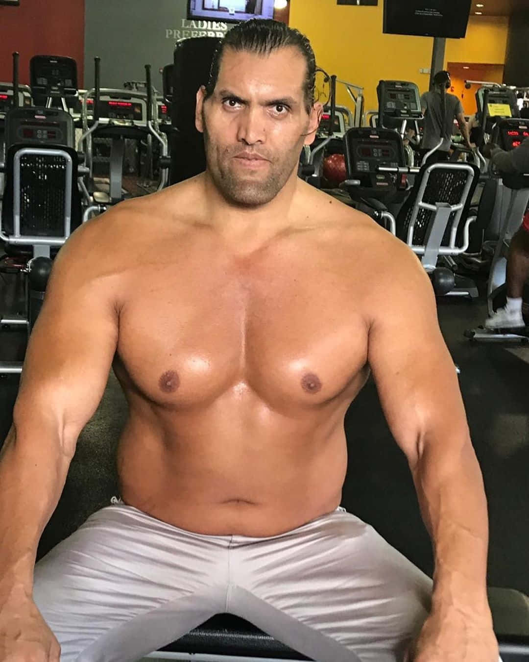 Dominating Strength - The Great Khali At Gym Wallpaper