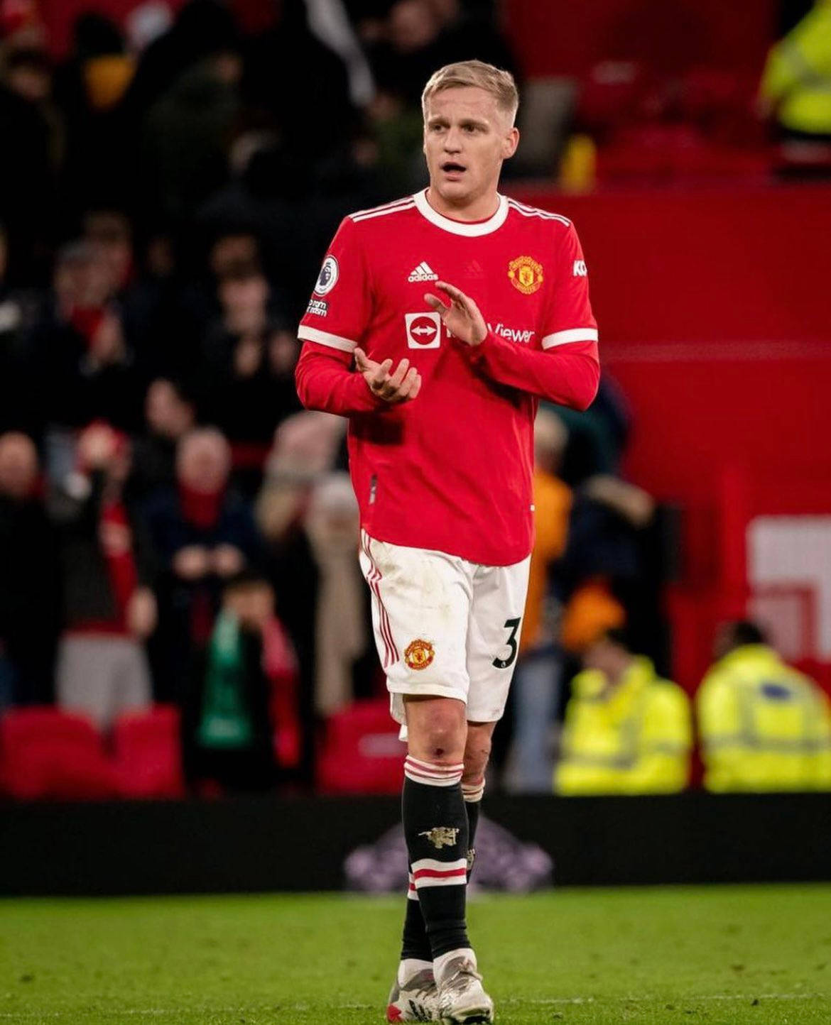 Donny Van De Beek Appreciating Fans In The Stadium Wallpaper