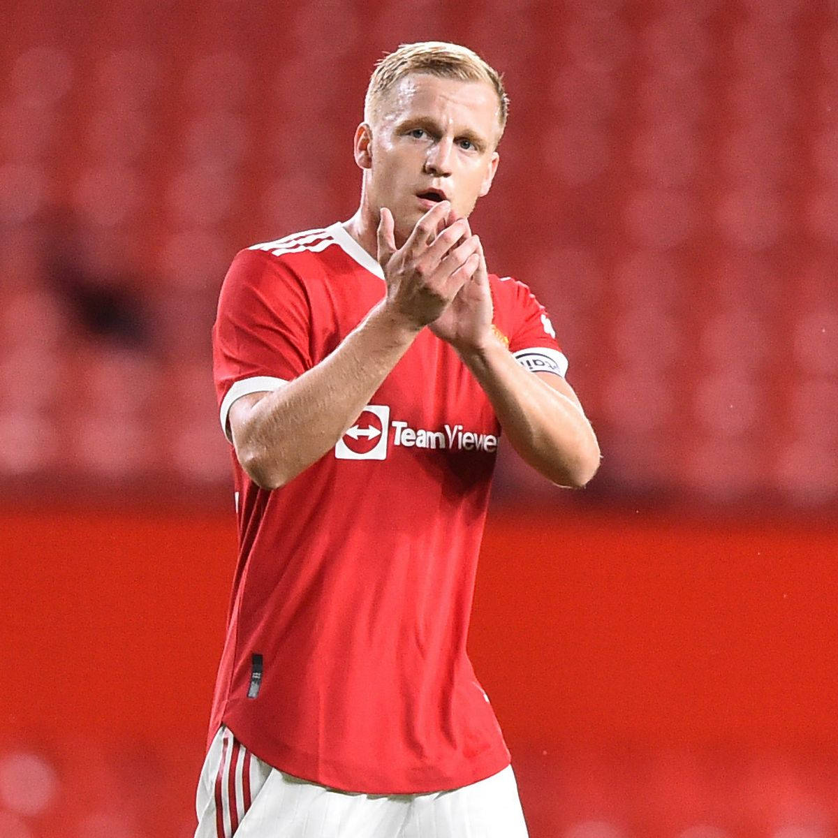 Donny Van De Beek Clapping Red Jersey Wallpaper