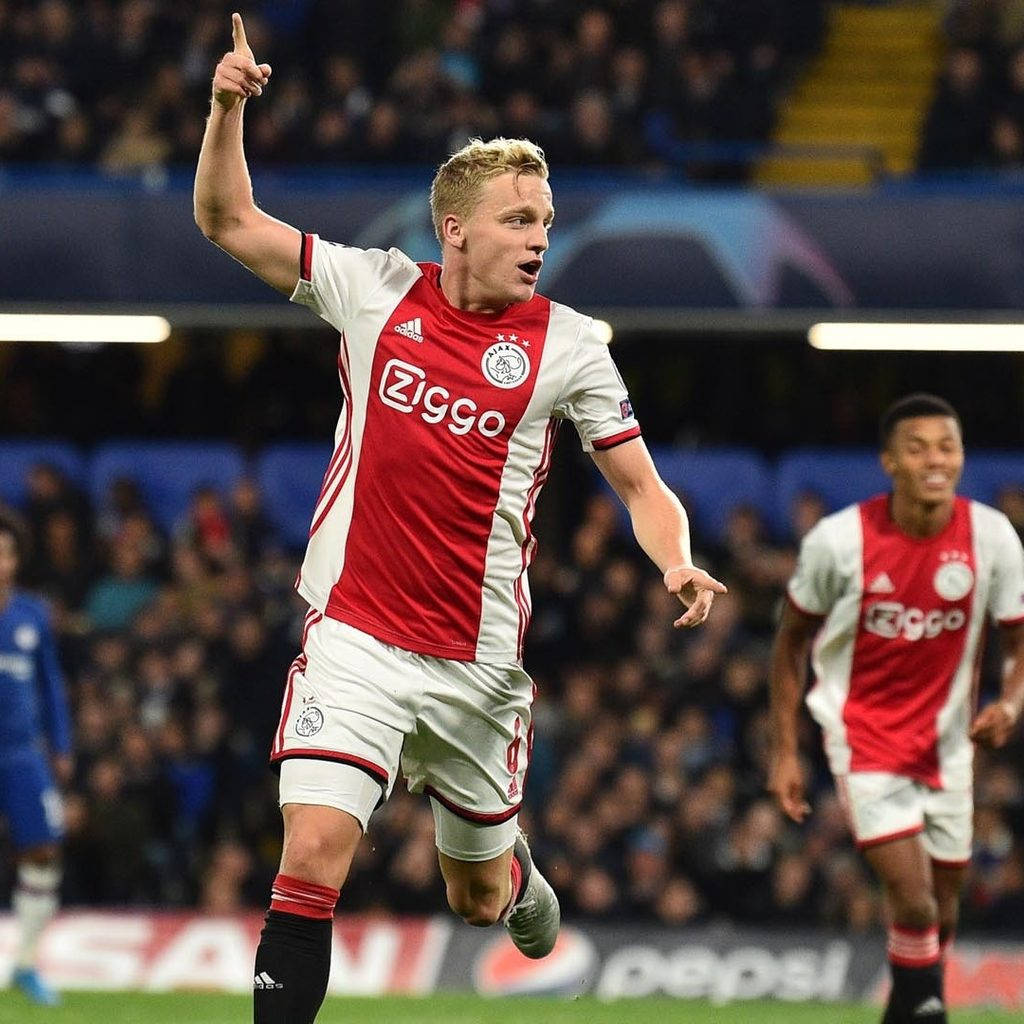 Donny Van De Beek Running While Pointing Wallpaper