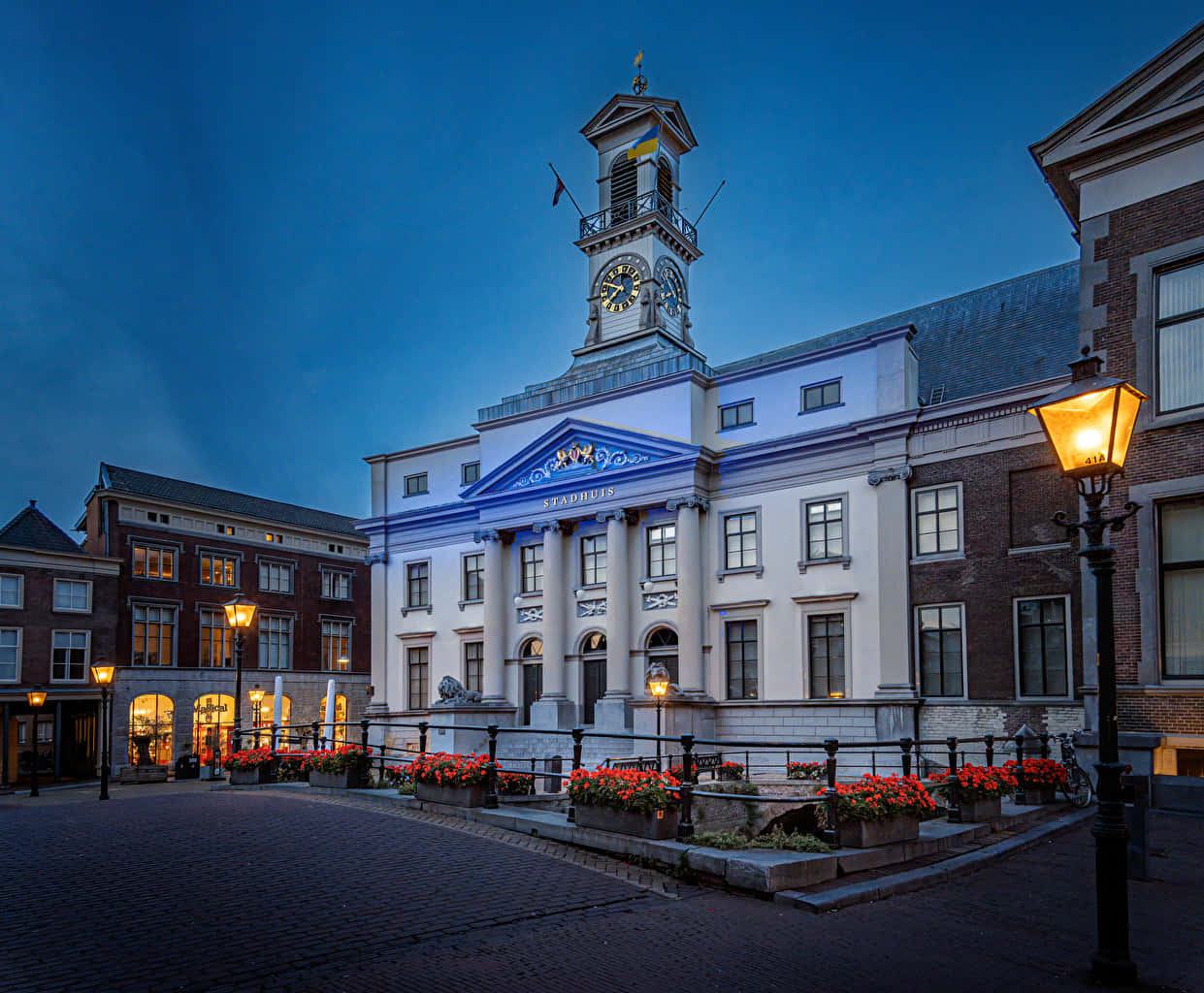 Dordrecht Town Hallat Twilight Wallpaper