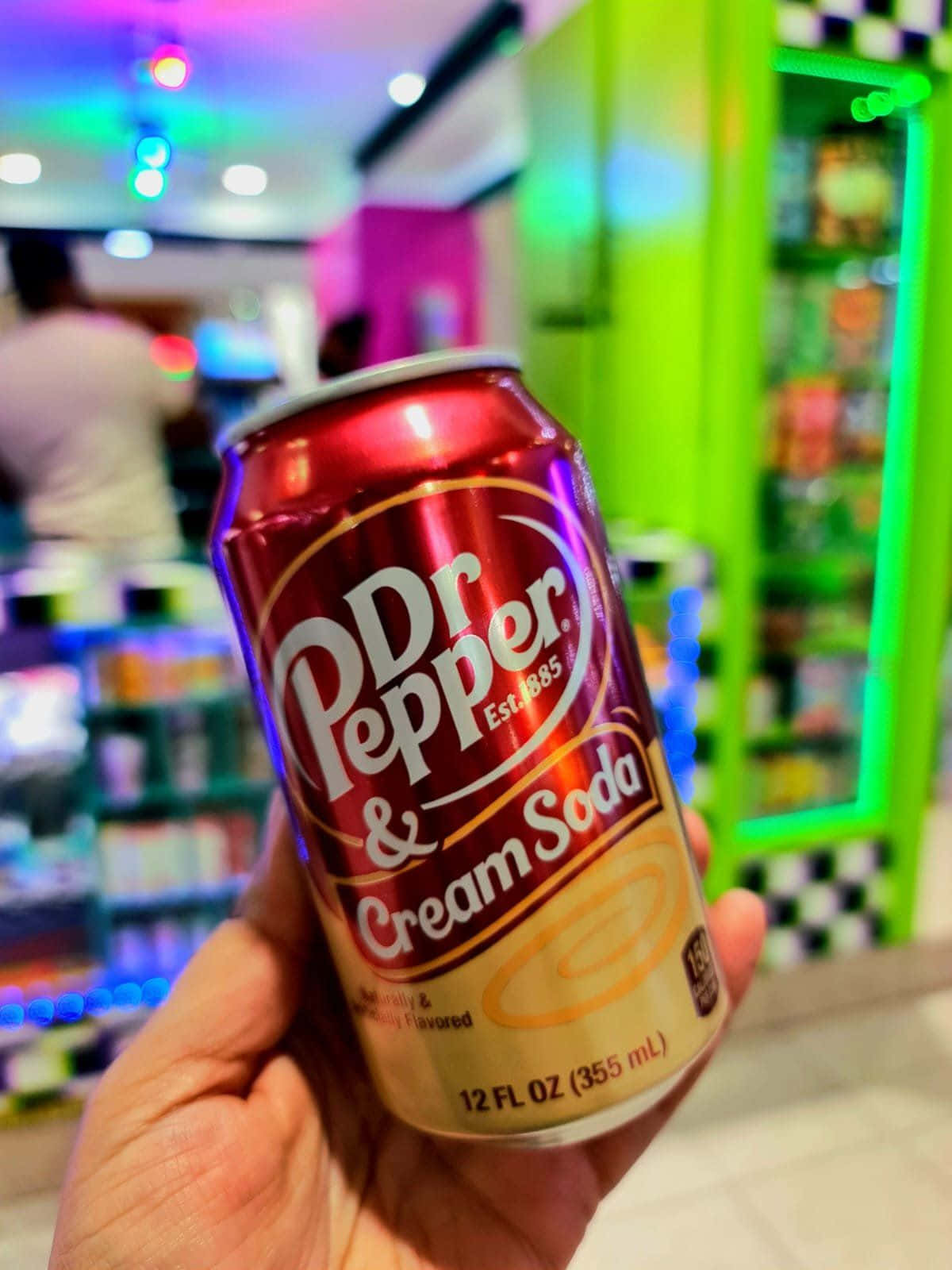 Dr Pepperand Cream Soda Can Heldin Hand Wallpaper