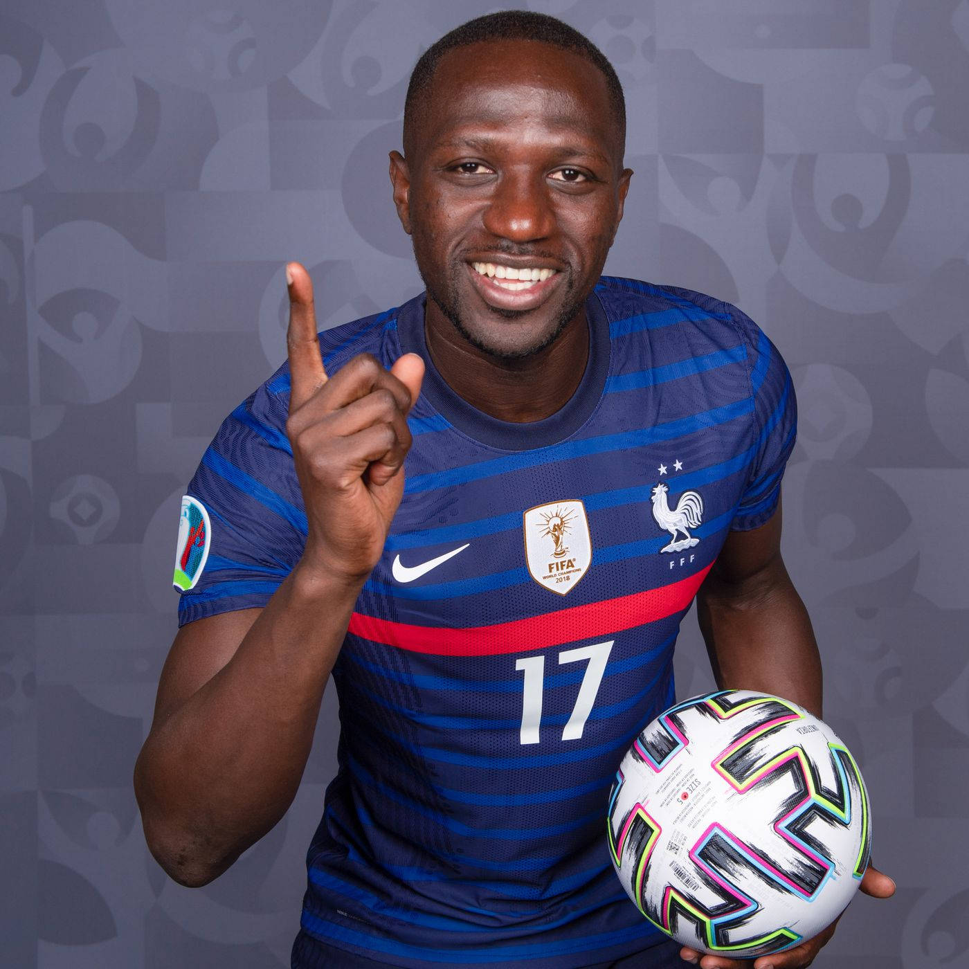 Dynamic Midfielder Moussa Sissoko Holding A Ball Wallpaper