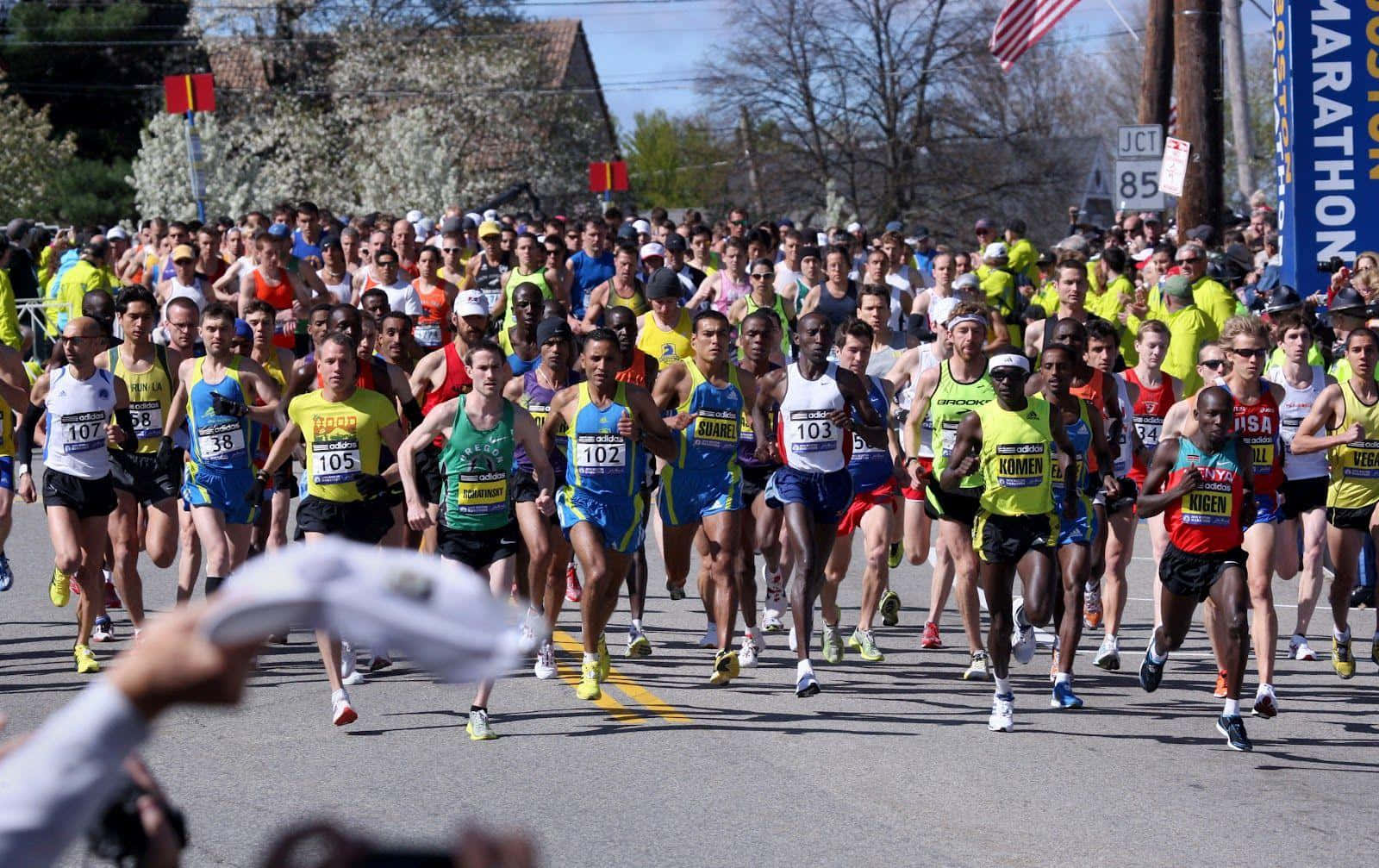 Dynamic Runners In The Heart Of Chicago Marathon Wallpaper