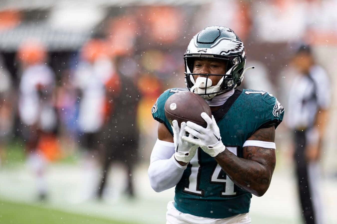 Eagles Player Catching Football Rainy Game Wallpaper