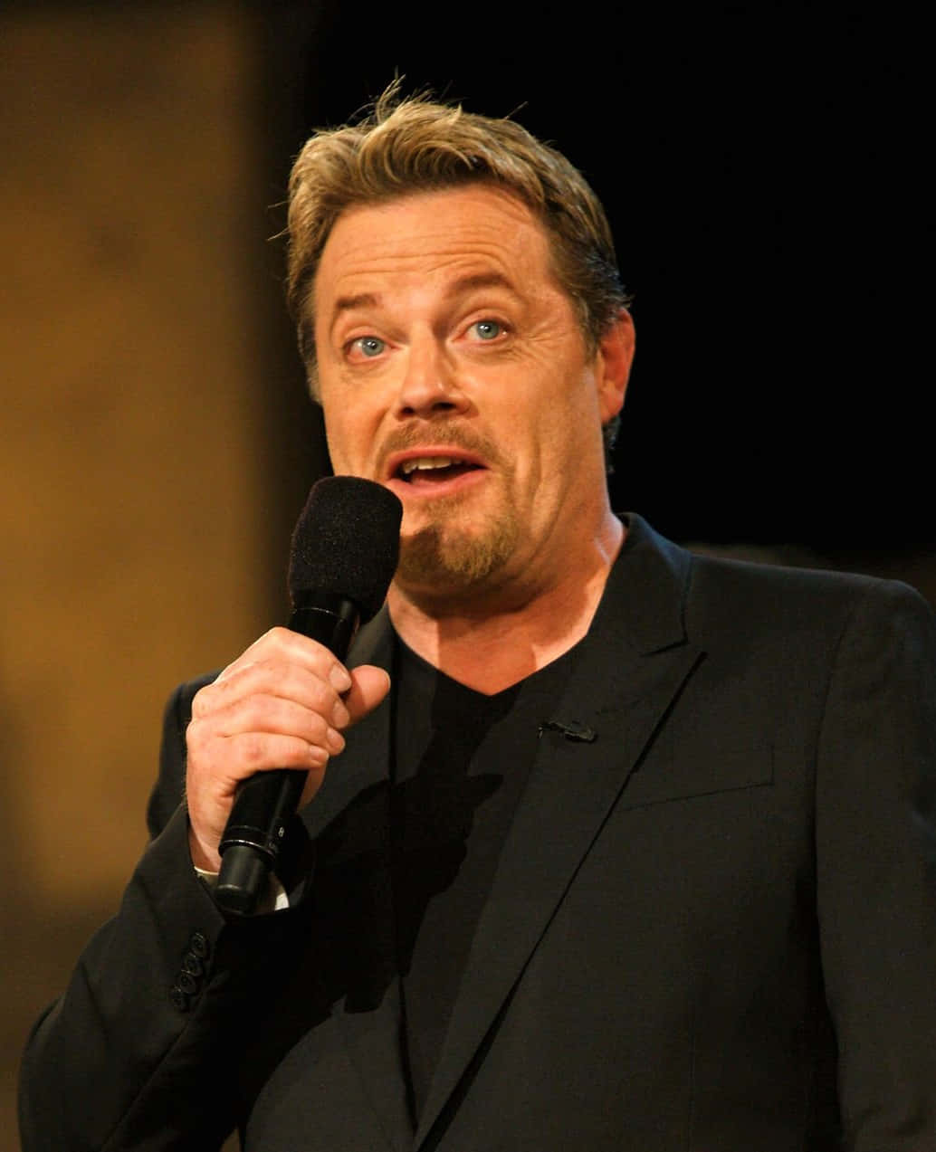 Eddie Izzard Striking A Thoughtful Pose In A Polka-dot Top. Wallpaper