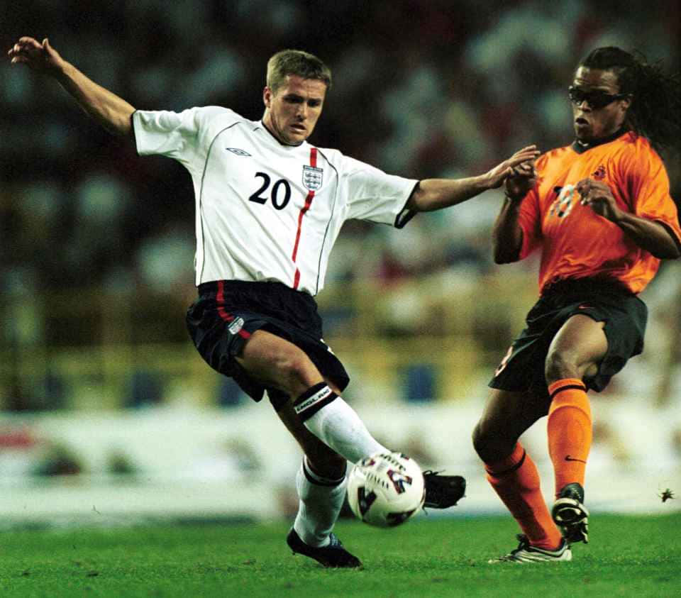 Edgar Davids Against Michael Owen Wallpaper