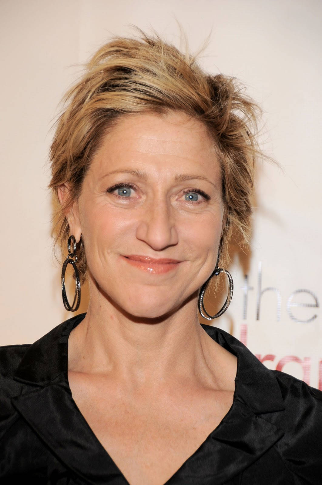 Edie Falco Voguish Haircut Wallpaper