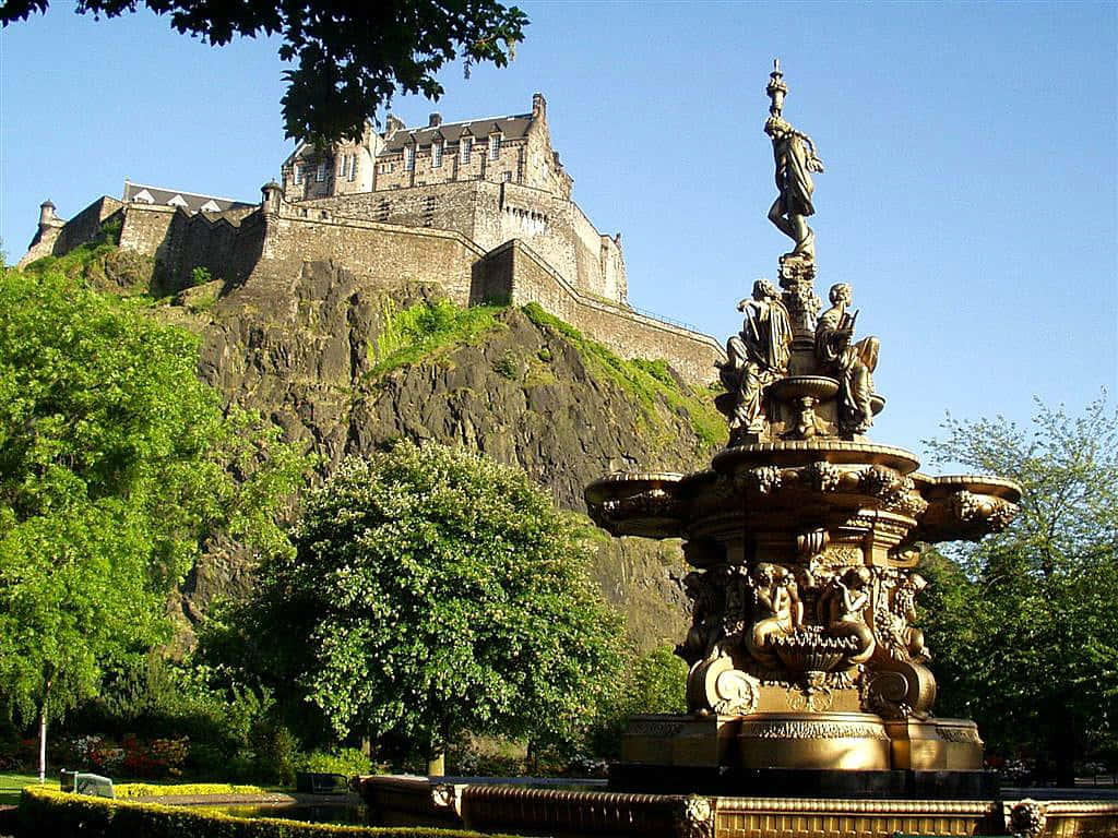 Edinburgh Castleand Ross Fountain Wallpaper