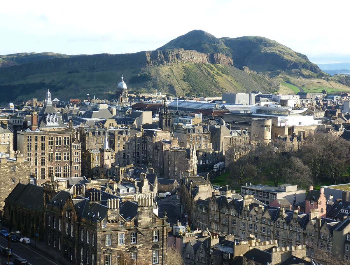 Edinburgh Cityscapewith Arthur's Seat Wallpaper