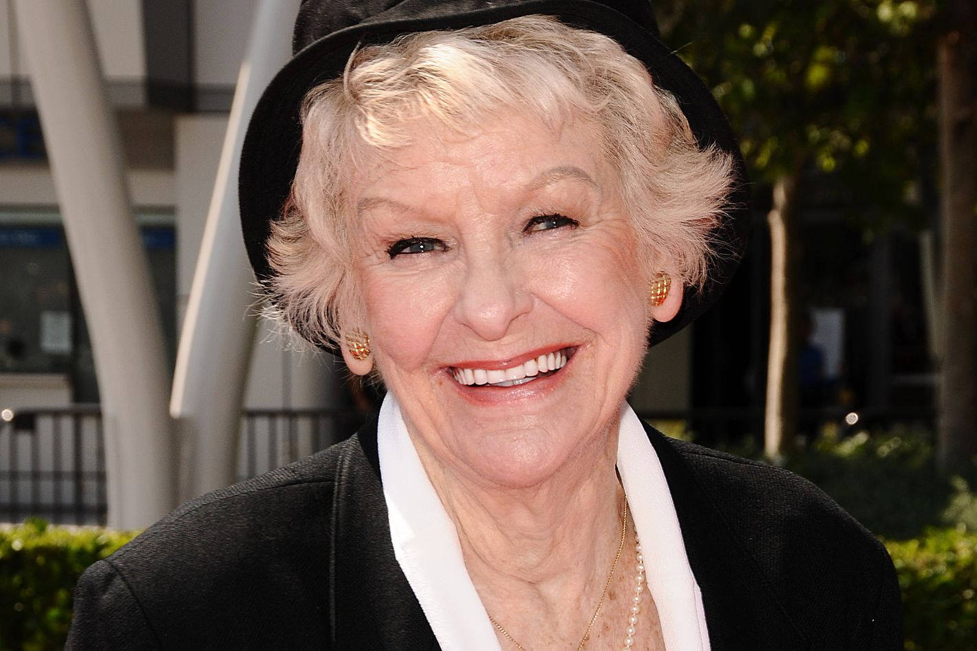 Elaine Stritch Blonde Actress Smile Wallpaper