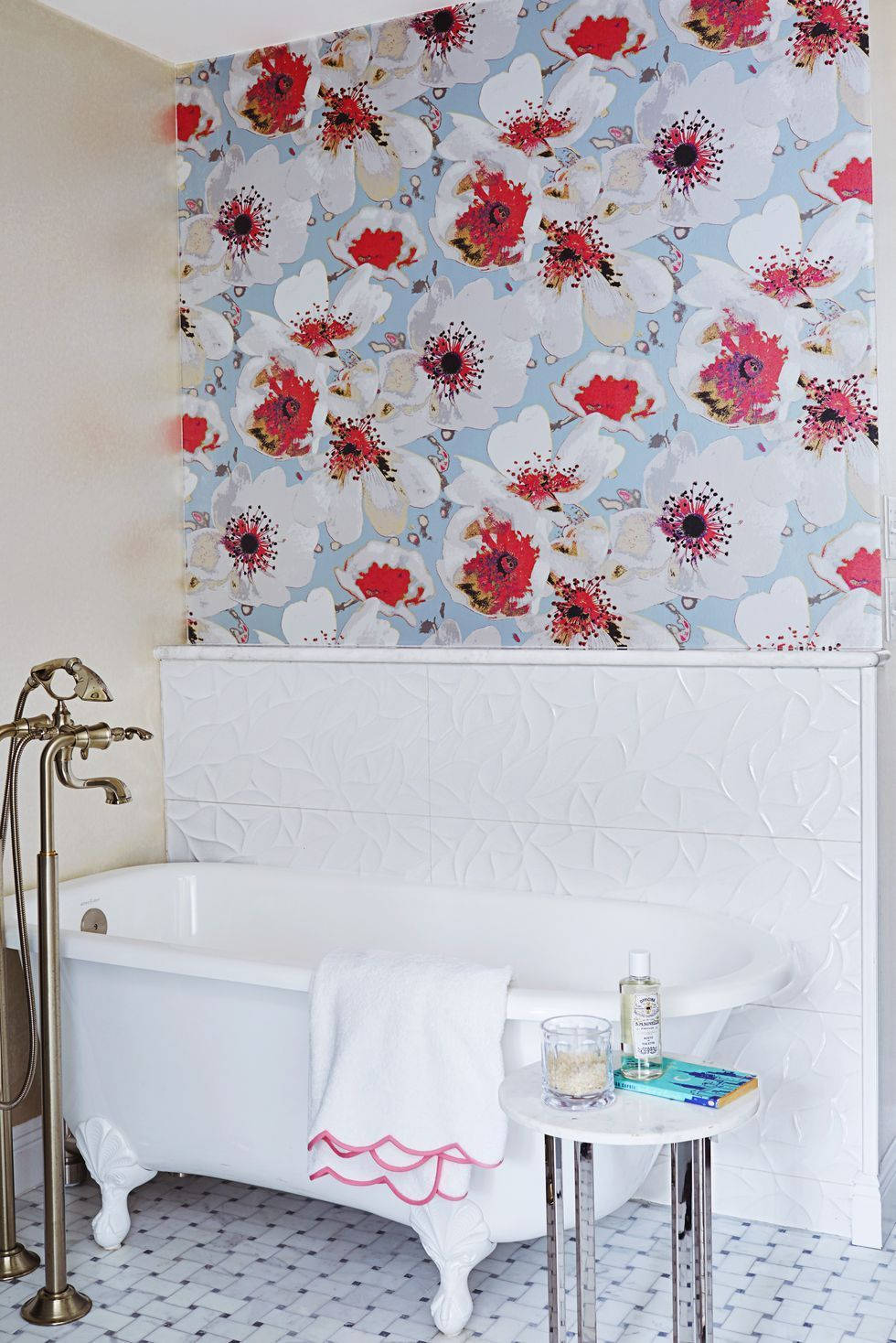 Elegance In Simplicity: A Pristine White Bathtub Against Flowery Wallpaper Wallpaper