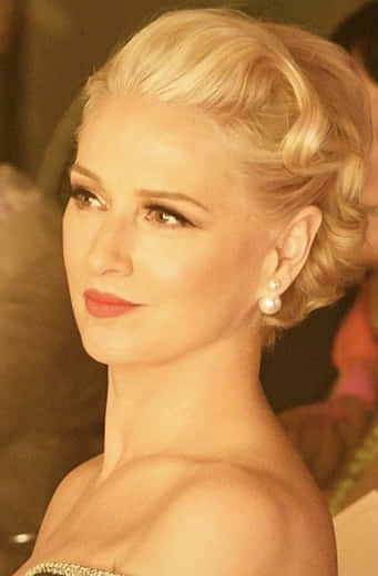 Elegant Blonde Woman Vintage Hairstyle Wallpaper