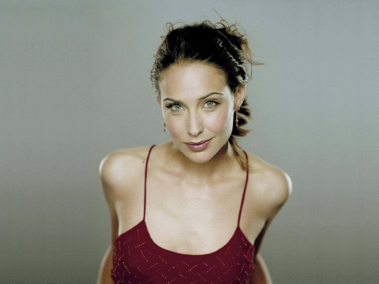 Elegant Claire Forlani Posing In A Stunning Dress Wallpaper