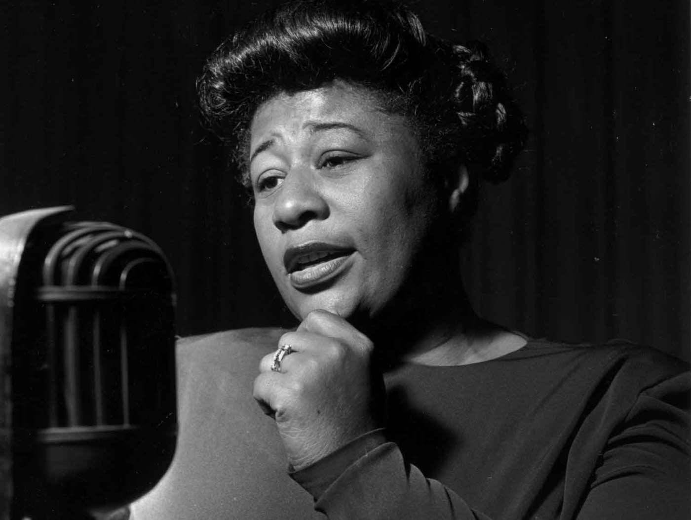 Elegant Ella Fitzgerald In Long Sleeves Wallpaper