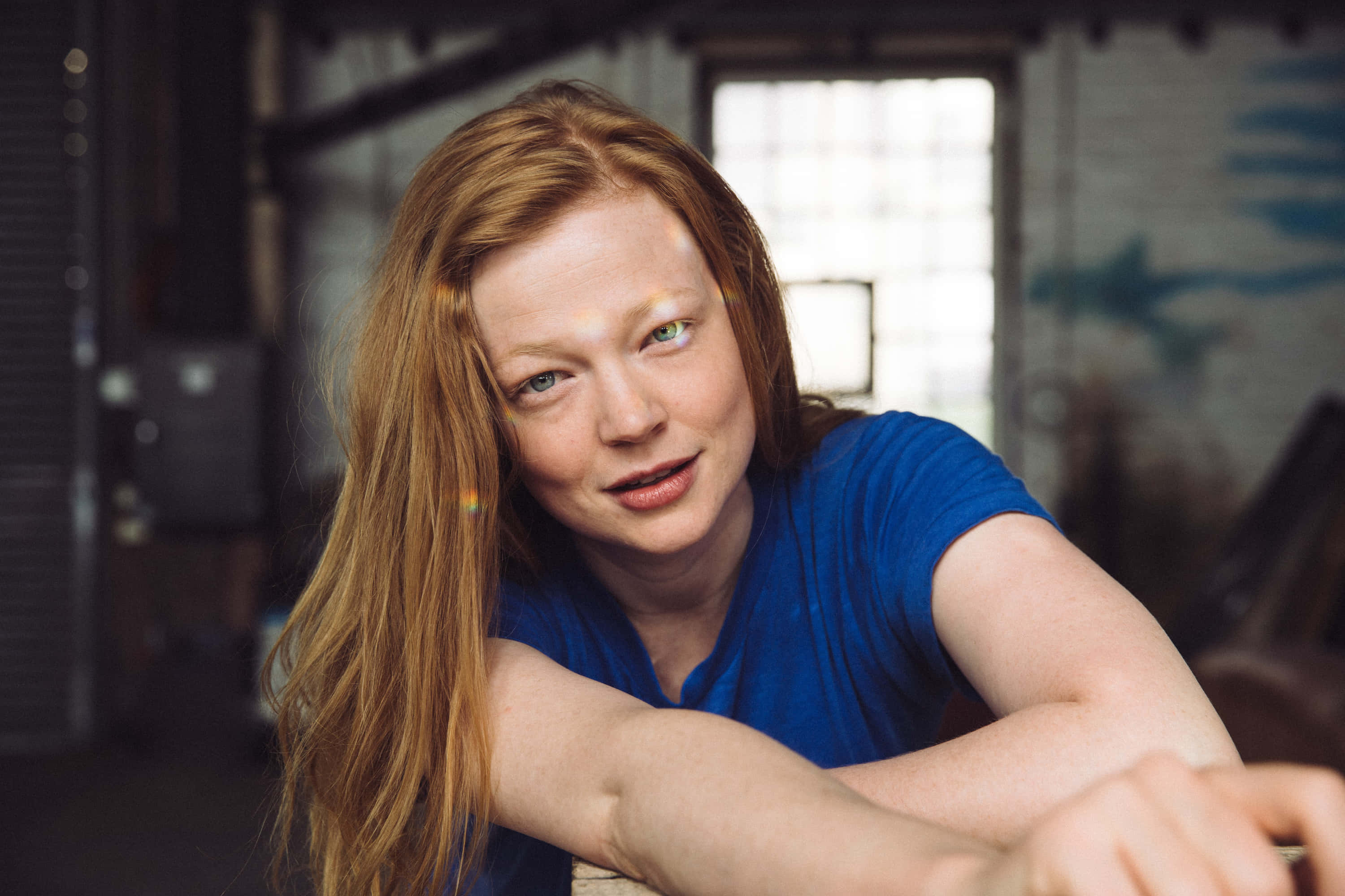 Elegant Sarah Snook Smiling In Red Wallpaper