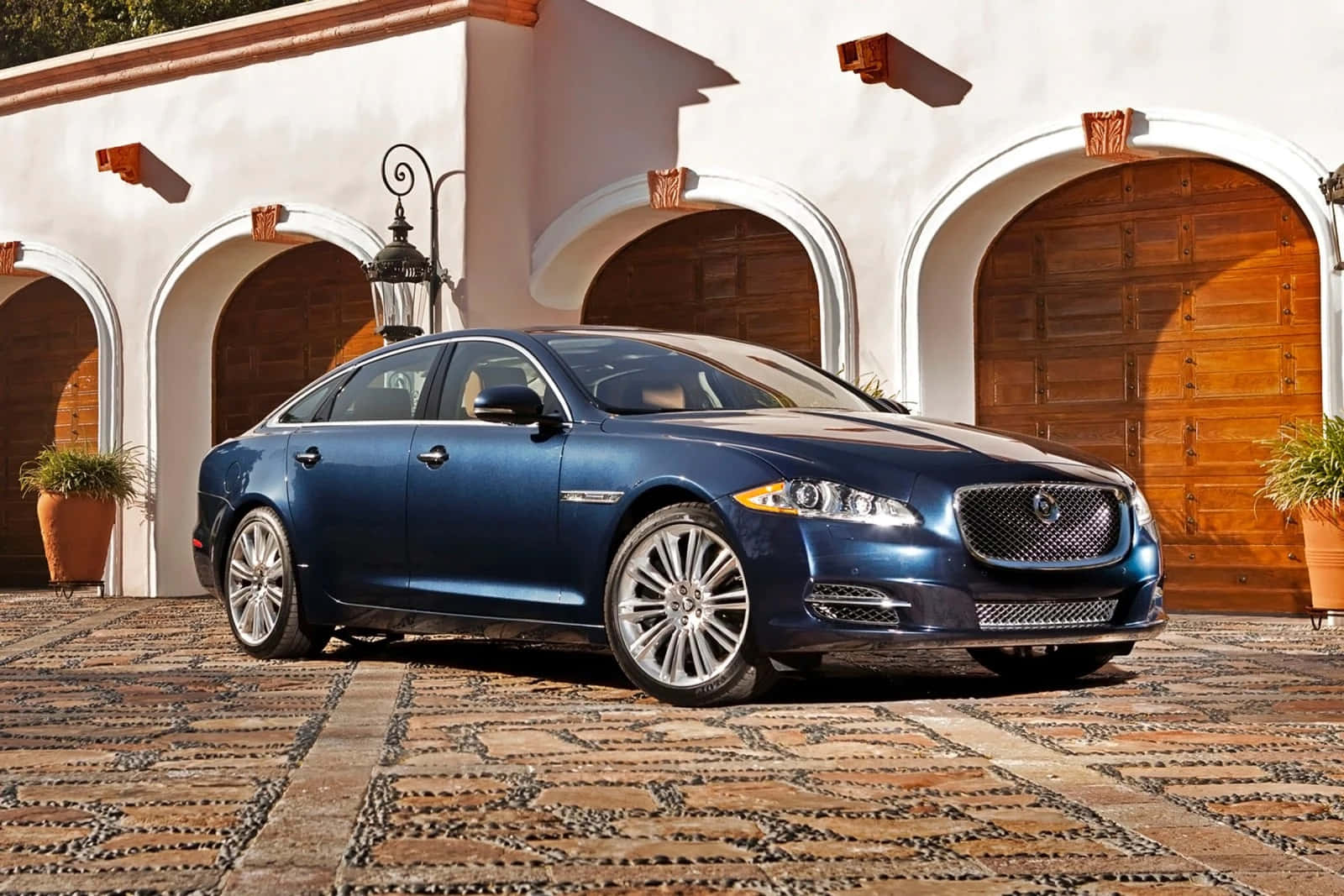 Elegant Style With A Side Of Power - Jaguar Xj Wallpaper