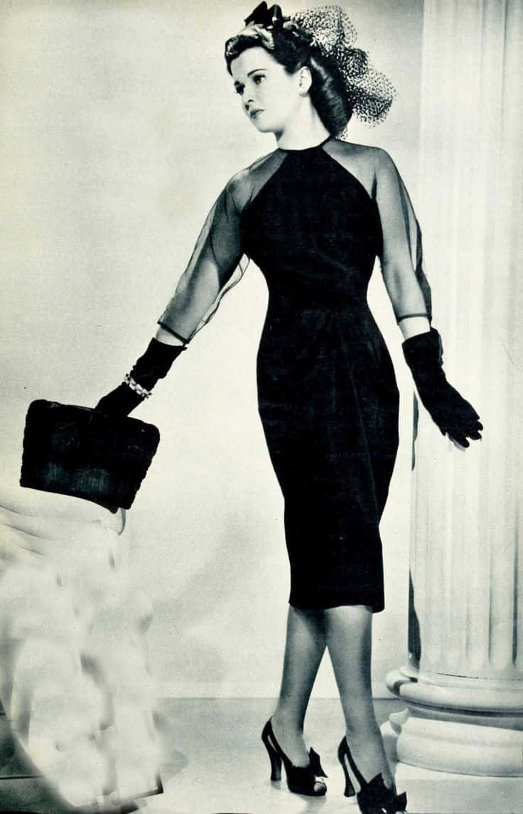 Elegant1940s Fashion Model Wallpaper