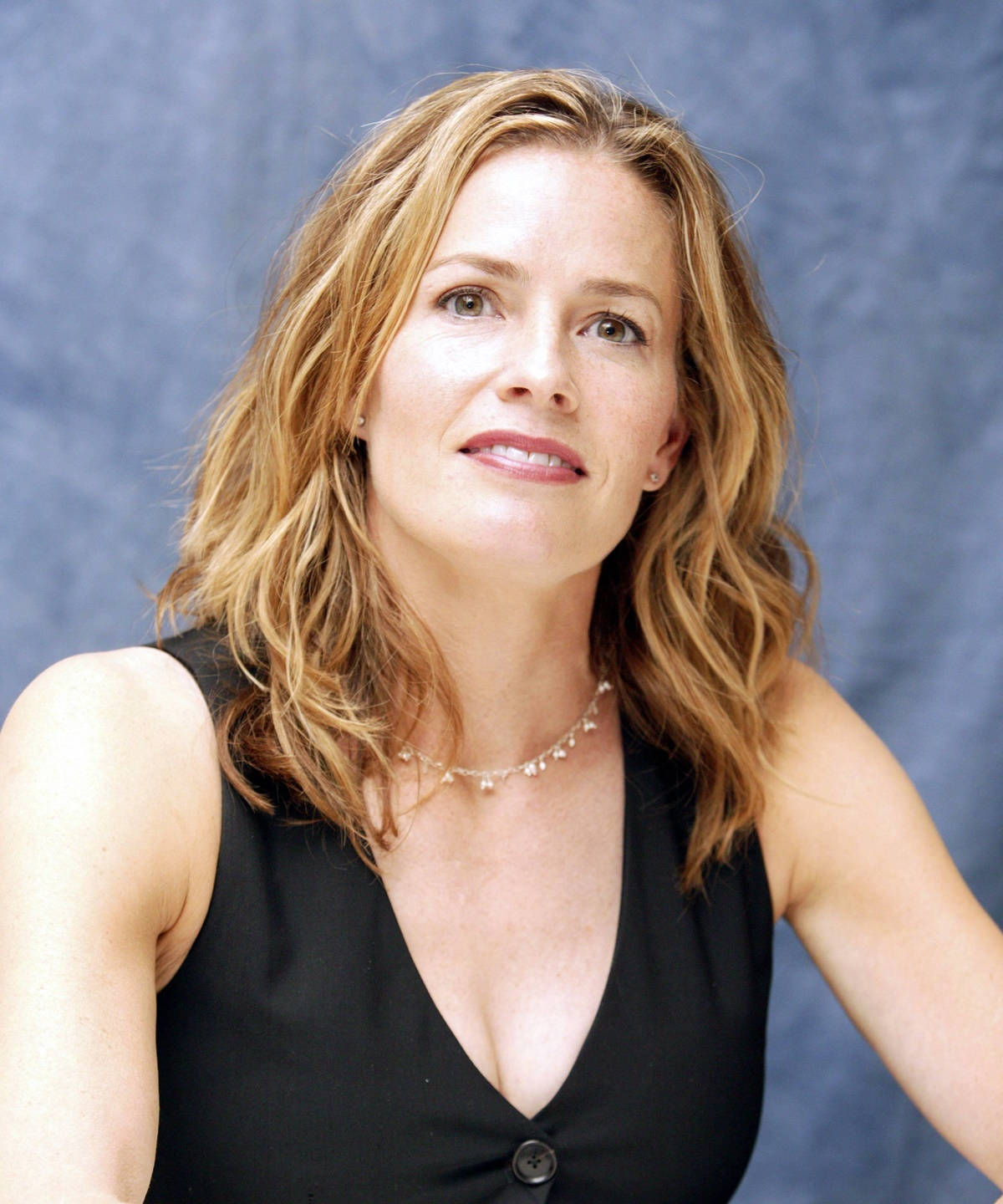 Elisabeth Shue Displaying Radiance With A Heartwarming Smile. Wallpaper