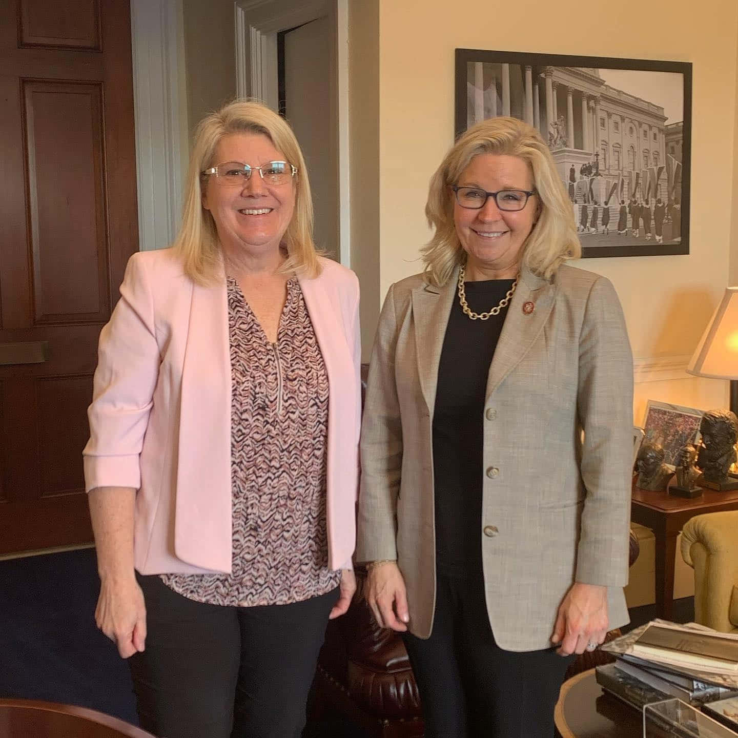 Elizabeth Cheney In Office With Constituent Wallpaper