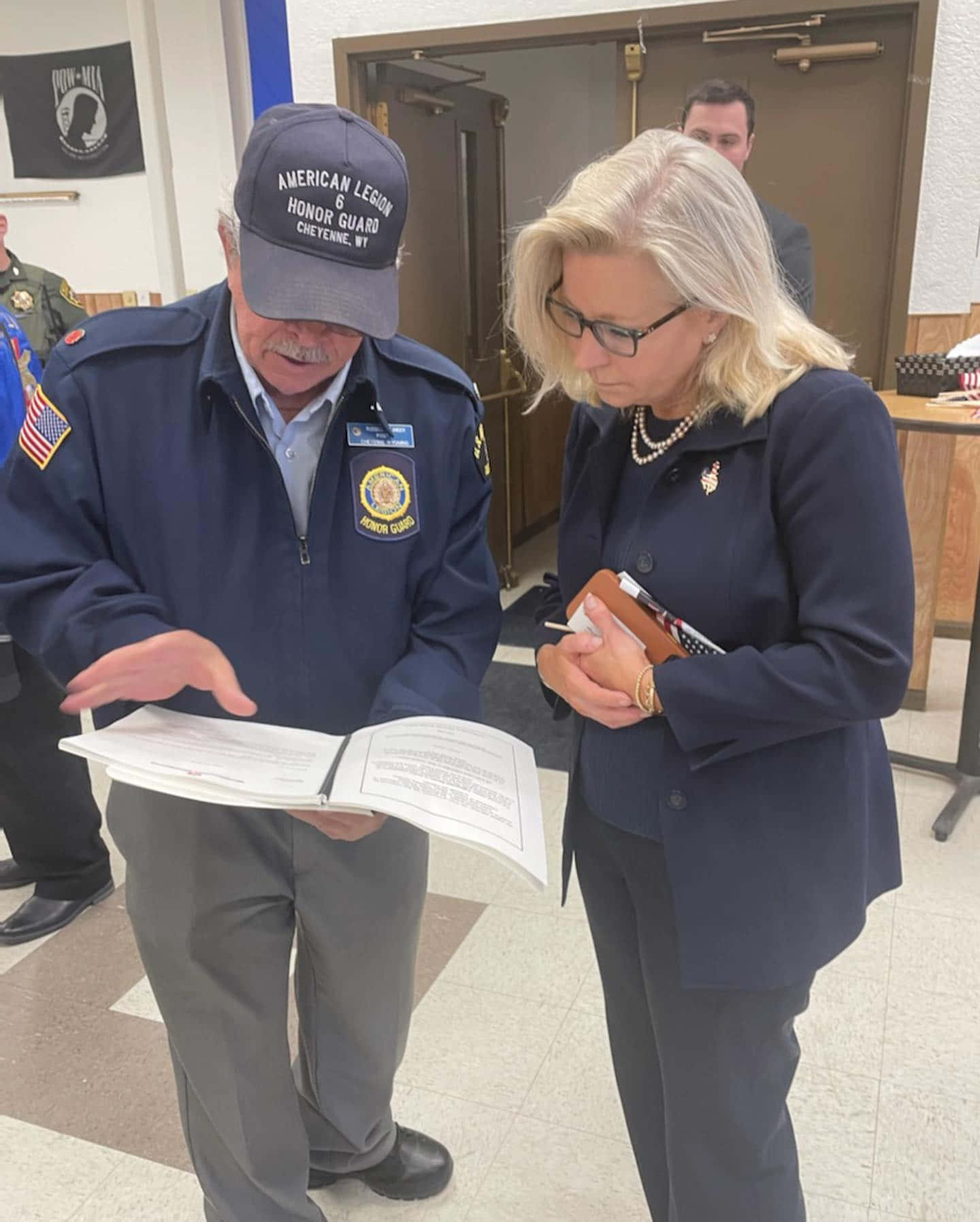 Elizabeth Cheney Reading With Veteran Wallpaper